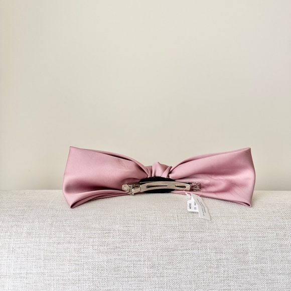 Free People Pink Satin Clip-In Bow – Ballet Pink – NWT
 Pink Bow Hair Accessory - Picture 2 of 4